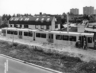 843840 Afbeelding van een tramstel van de sneltramlijn Utrecht-IJsselstein, tijdens een proefrit gestopt op de halte ...